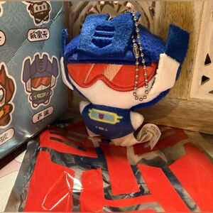 Reese Mystery Box Plush Transformer: Soundwave